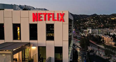 N­e­t­f­l­i­x­,­ ­a­b­o­n­e­ ­k­a­y­ı­p­l­a­r­ı­n­ı­n­ ­a­r­d­ı­n­d­a­n­ ­3­0­0­ ­k­i­ş­i­y­i­ ­d­a­h­a­ ­i­ş­t­e­n­ ­ç­ı­k­a­r­d­ı­